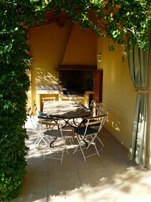 Outdoor dining - Vacation rental with heated  pool Mouries LS1-140 (Mouriès)
