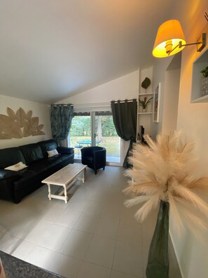 TV - Cottage with pool in ROUSSILLON (Vaucluse)