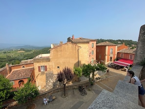 Property grounds - Cottage with pool in ROUSSILLON (Vaucluse)