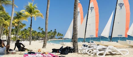 بالقرب من الشاطئ، كراسي للتشمس