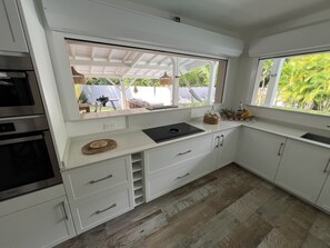 Réfrigérateur, four à micro-ondes, un four, surface de cuisson