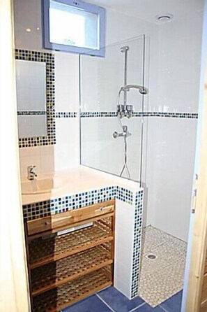 Shower, hair dryer - 🏔 Quiet apartment in the heart of nature in the center of Gourette (Eaux-Bonnes)