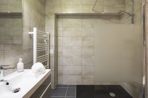 Sèche-cheveux, serviettes fournies