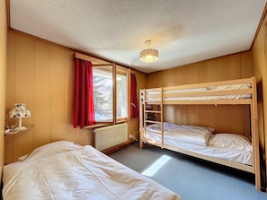 2 bedrooms, soundproofing, iron/ironing board, WiFi