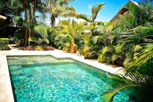 Superb villa with heated swimming pool and jacuzzi in lush greenery