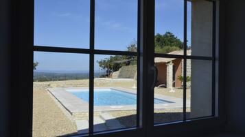 Een buitenzwembad en een verwarmd zwembad