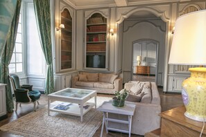 Televisor, llar de foc, reproductor de DVD i taula de tennis de taula 