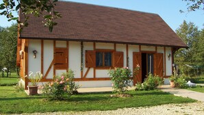 A traditional half-timbered house with a gravel driveway and a small garden with flowers. - Country cottage close to pond forest. Pets allowed (Souvigny-En-Sologne)