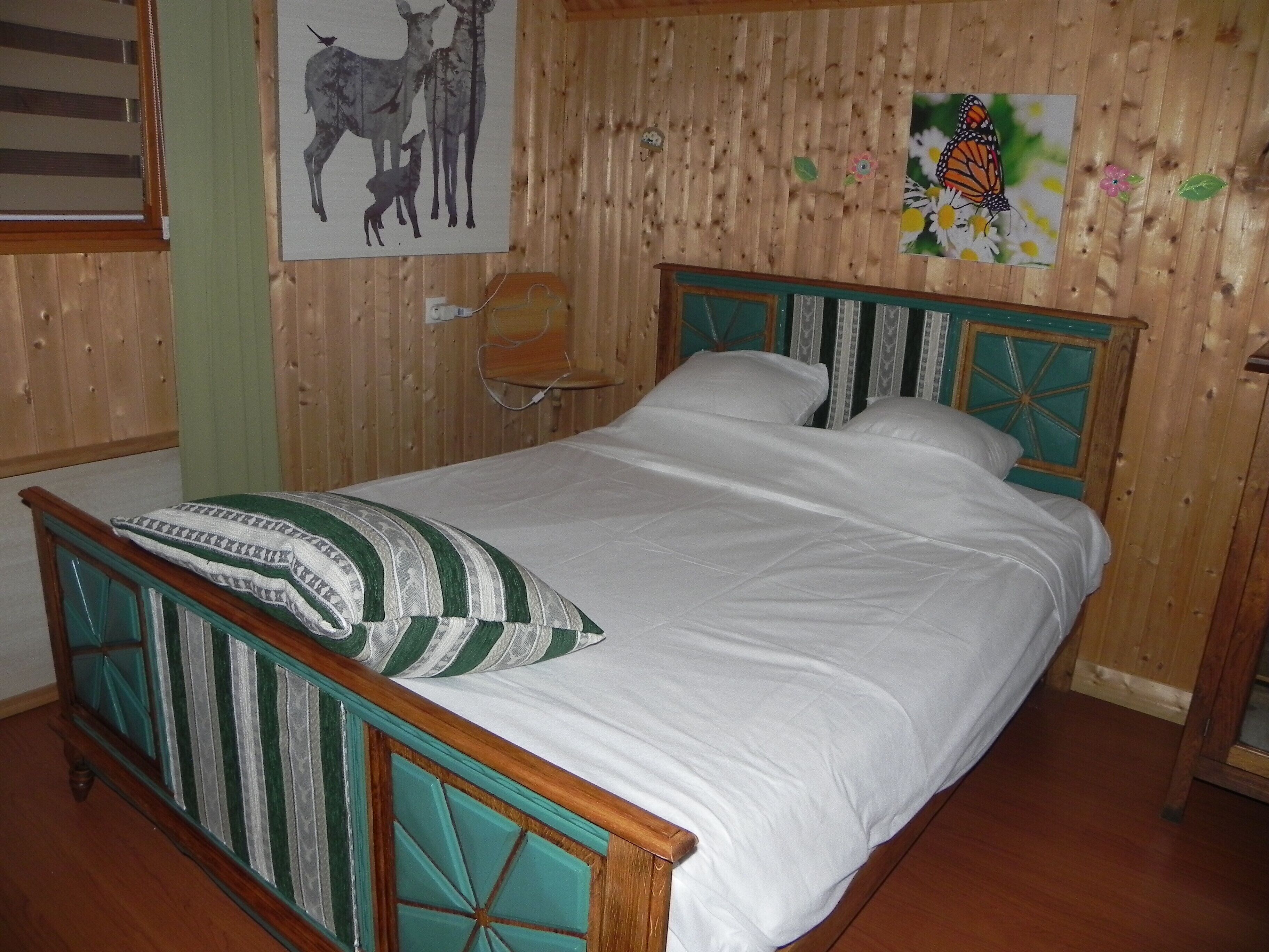 3 bedrooms, iron/ironing board, bed sheets, wheelchair access