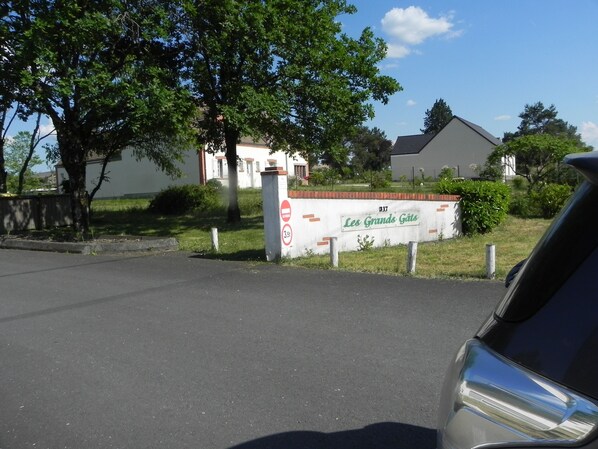 A street sign with 'Les Grands Gâts' and a 'no entry' symbol.