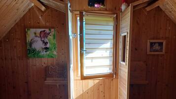 3 habitaciones, tabla de planchar con plancha y ropa de cama