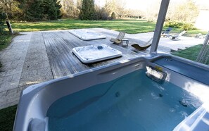 Outdoor spa tub - Welcome to the Gardens of Qiara.<br>Charming cottages in the heart of the Vosges Mo (Mattaincourt)