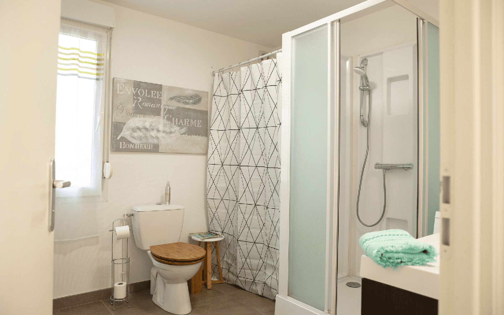 Shower, jetted bath, hair dryer, towels