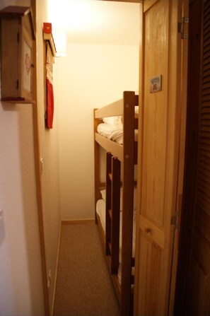 2 bedrooms, iron/ironing board, Internet