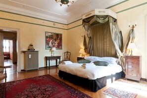 5 bedrooms, desk, iron/ironing board, WiFi