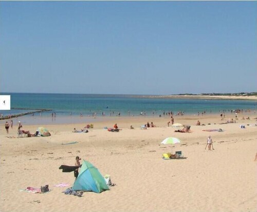 Pleasant house in a quiet location with sea access on foot.