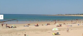 Pleasant house in a quiet location with sea access on foot.