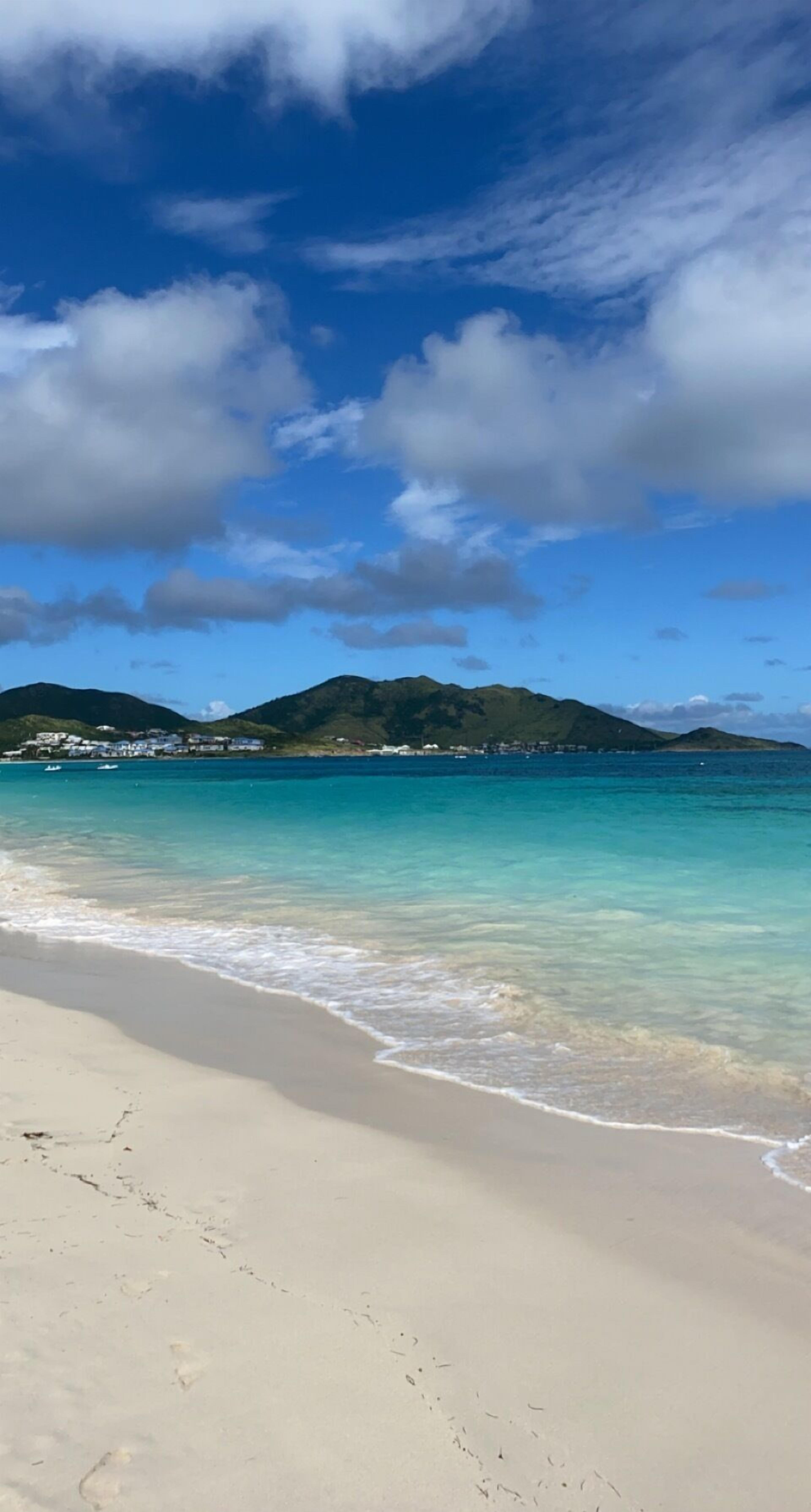 在海灘附近、躺椅、沙灘巾