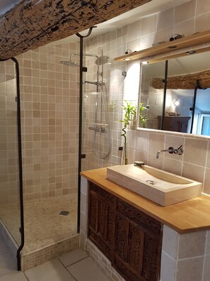 وحدات دش مع أحواض استحمام، حوض استحمام بنظام ضخ المياه، مجففات شعر