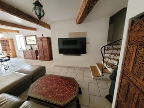 Smart-TV, DVD-Player, Tischtennisplatte, Bücher