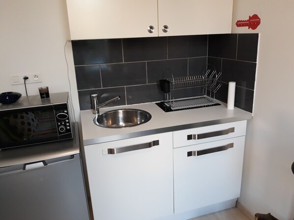 Réfrigérateur, micro-ondes, four, plaque de cuisson