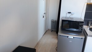 A compact kitchenette with a built-in microwave and a small refrigerator. - Studio 15m2 seaside (La Seyne-sur-Mer)