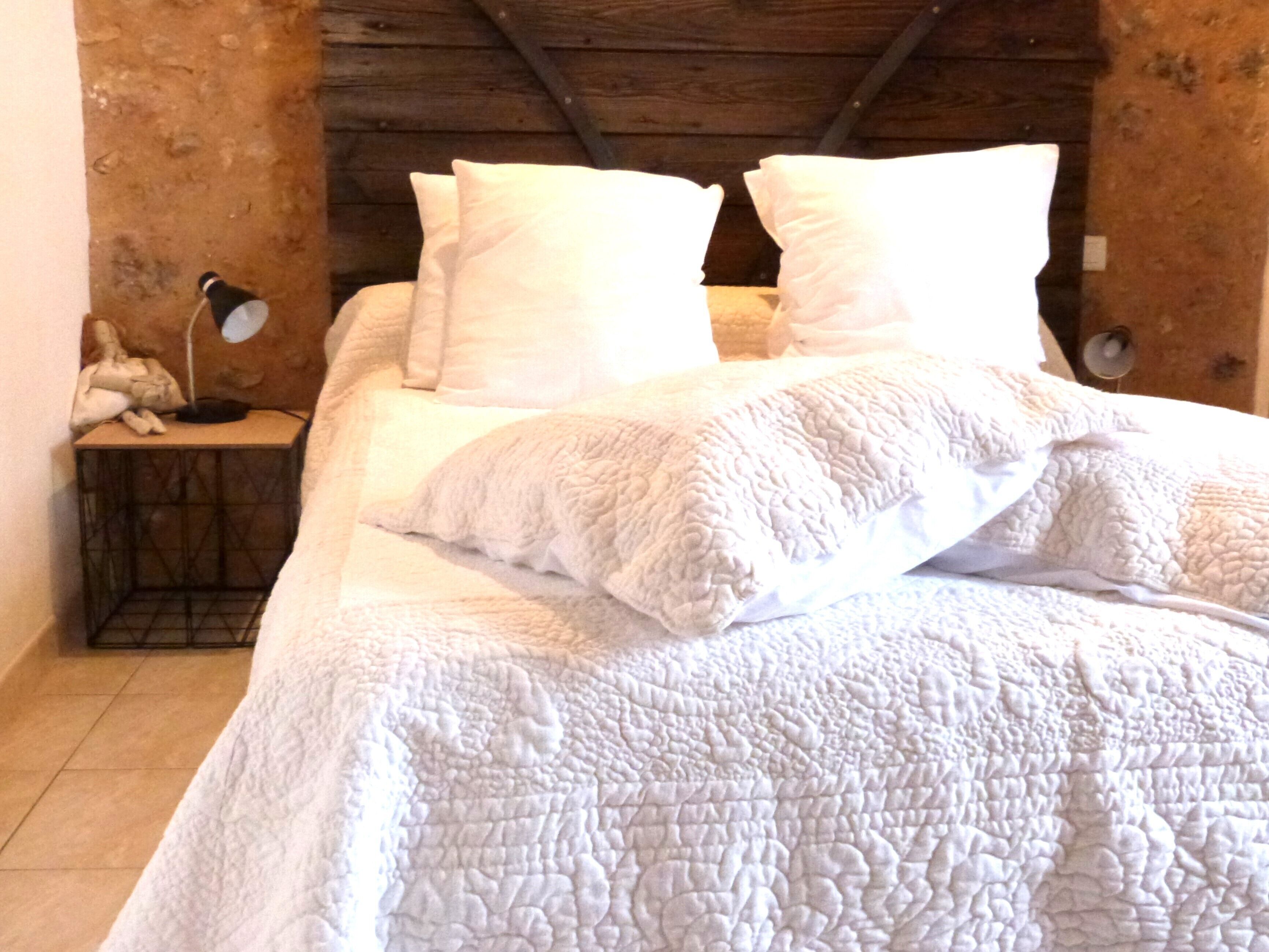 2 habitaciones, escritorio y tabla de planchar con plancha 