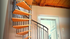 A spiral staircase with wooden steps and metal railings, leading to an upper floor. - House Limeray, House Kayserberg Vineyard 10 people (Kaysersberg Vignoble)