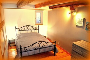 4 chambres, fer et planche à repasser, lit parapluie, Wi-Fi gratuit