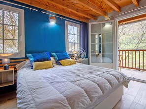 4 bedrooms, iron/ironing board, free WiFi, bed sheets