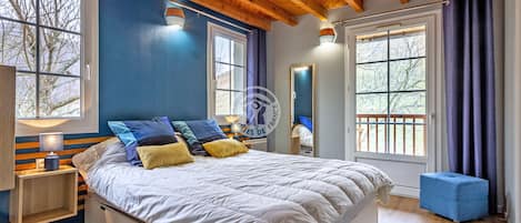 4 bedrooms, iron/ironing board, free WiFi, bed sheets