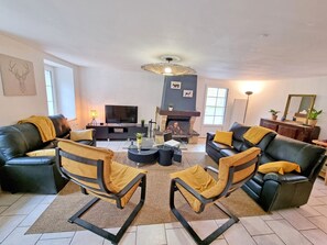 Televisor, llar de foc, reproductor de DVD i taula de tennis de taula 