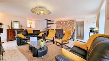 Télévision, cheminée, lecteur de DVD, table de tennis de table