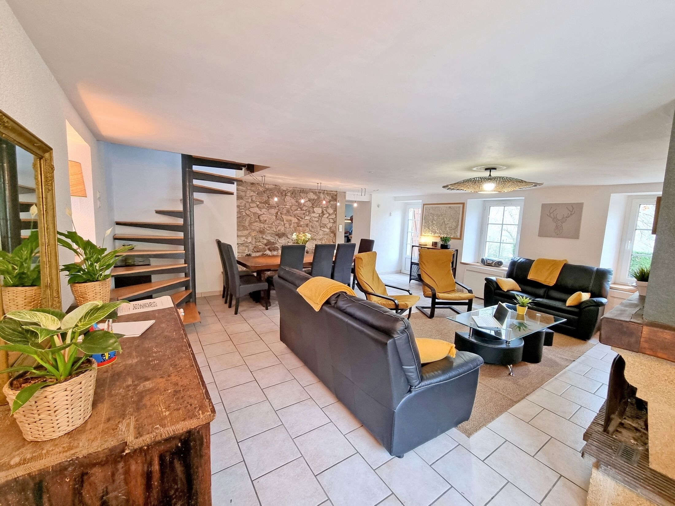 電視、壁爐、DVD 播放機、乒乓球設施