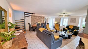 Télévision, cheminée, lecteur de DVD, table de tennis de table