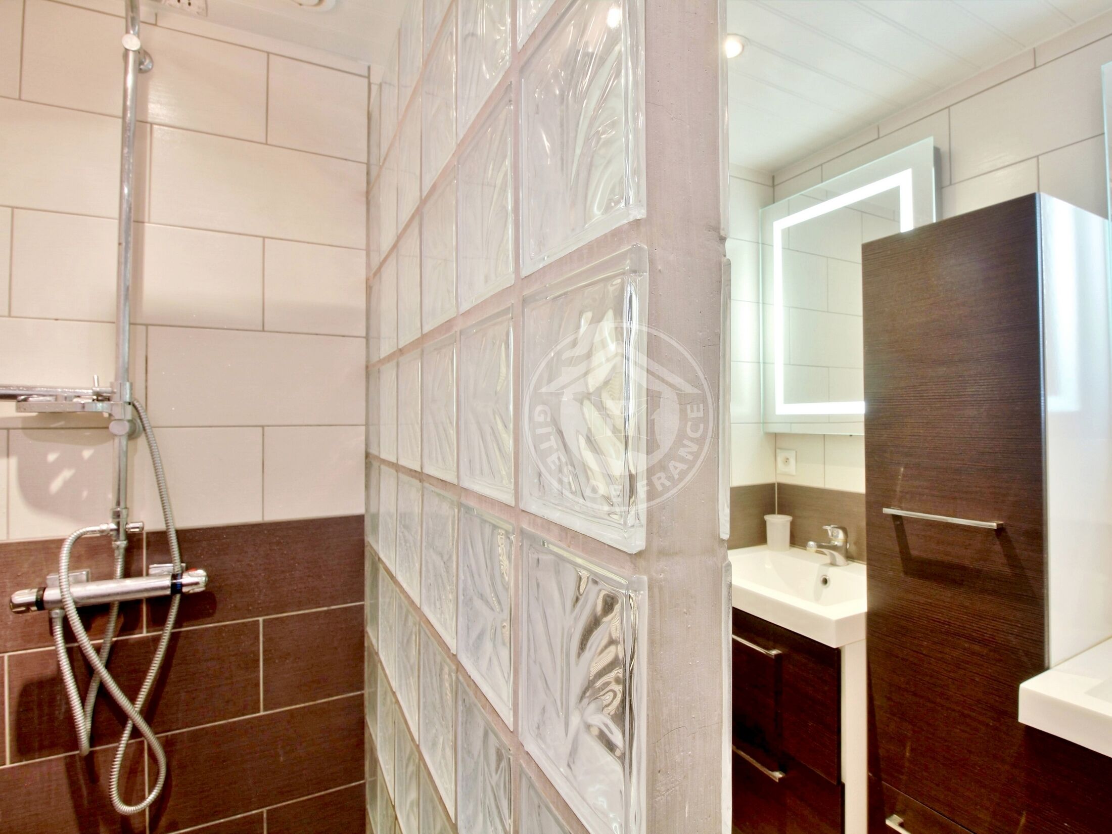 Douche, sèche-cheveux, papier toilette