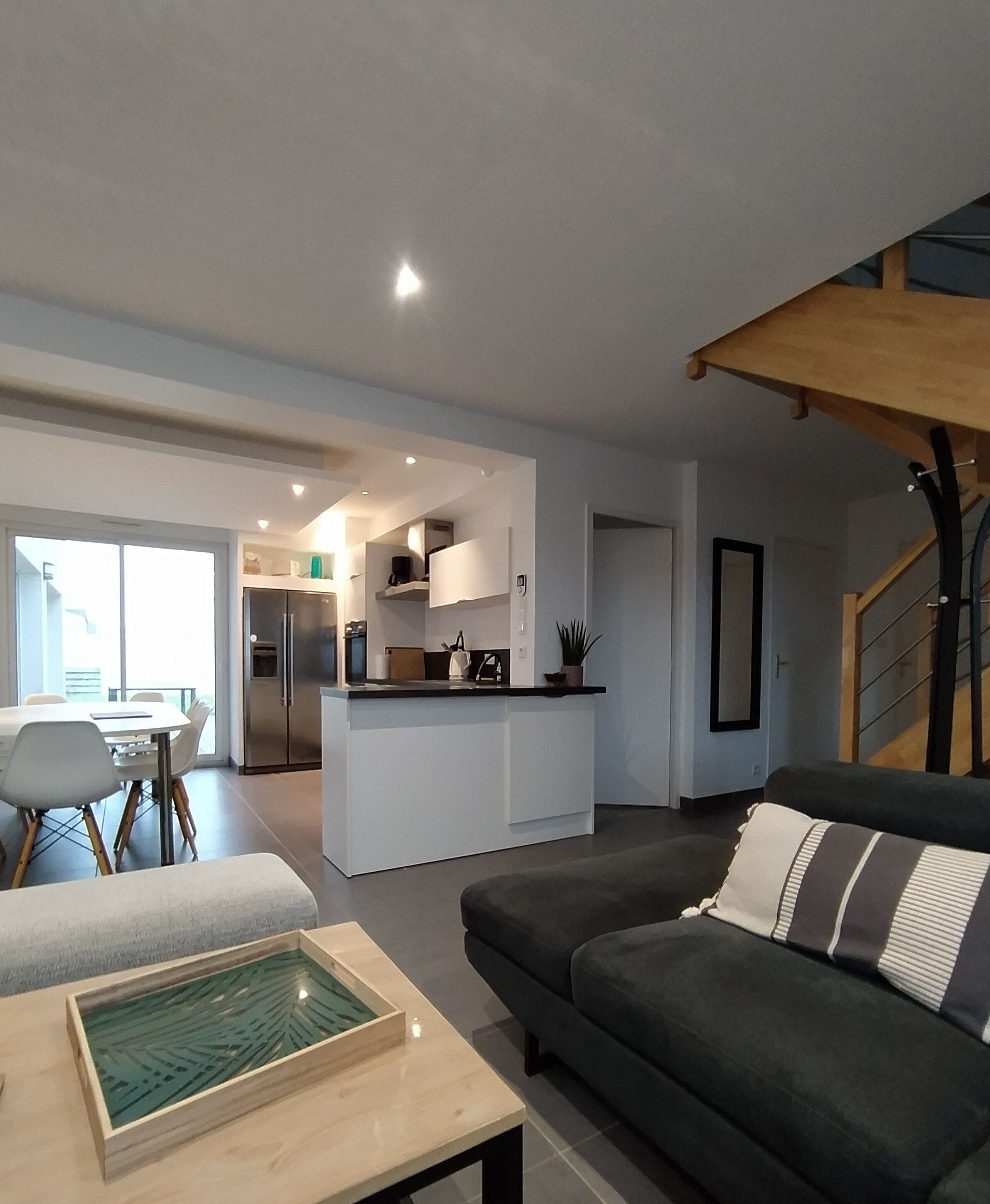 TV connectée, baby-foot, livres