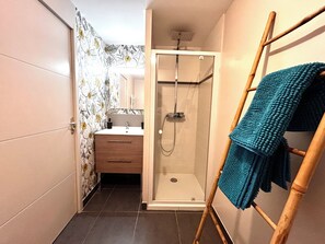 Bathtub, hair dryer, towels, soap - 600m from the beach: House, 30° indoor pool and outdoor SPA (Plounéour-Brignogan-Plages)