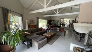 A spacious living area with a high ceiling, a fireplace, and a billiards table. - Large luxury villa in the middle of the forest, heated swimming pool, quiet garden. (Capbreton)