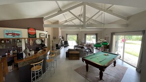 A spacious living area with a pool table, bar area, and comfortable seating. - Large luxury villa in the middle of the forest, heated swimming pool, quiet garden. (Capbreton)