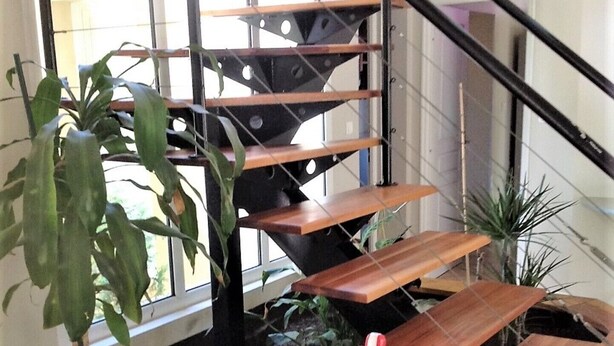 A staircase with wooden steps and a 'WELCOME' sign. - Large luxury villa in the middle of the forest, heated swimming pool, quiet garden. (Capbreton)
