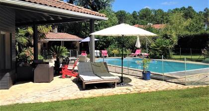 Large luxury villa in the middle of the forest, heated swimming pool, quiet garden.