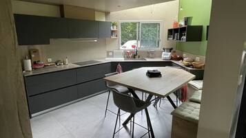 Een koelkast, een microgolfoven, een oven, een kookplaat