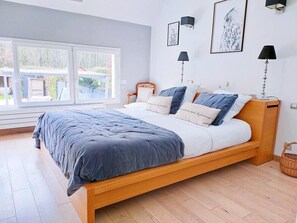 4 bedrooms, iron/ironing board, travel crib, free WiFi