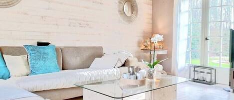 Téléviseur, lecteur de DVD, livres, sélection de musique