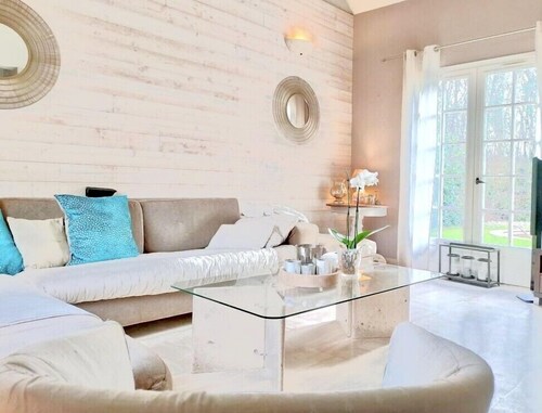 Viehättävä huvila lämmitettyllä uima-altaalla Kuninkaanlaakson sydämessä