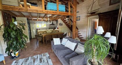 Lodge de charme avec piscine prĂšs du lac au bord de la pinĂšde