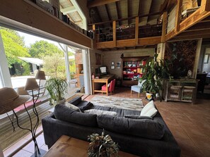 Fernseher, DVD-Player, Tischtennisplatte, Bücher