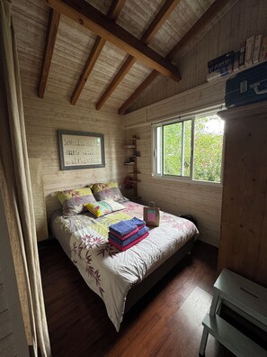 4 bedrooms, desk, iron/ironing board, free WiFi