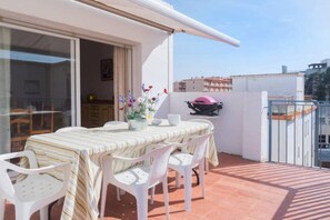 Outdoor dining - APARTAMENTOS AQUARIUM (REF 41). TERRACE 50 M2. NEXT TO THE BEACH. (Roses)
